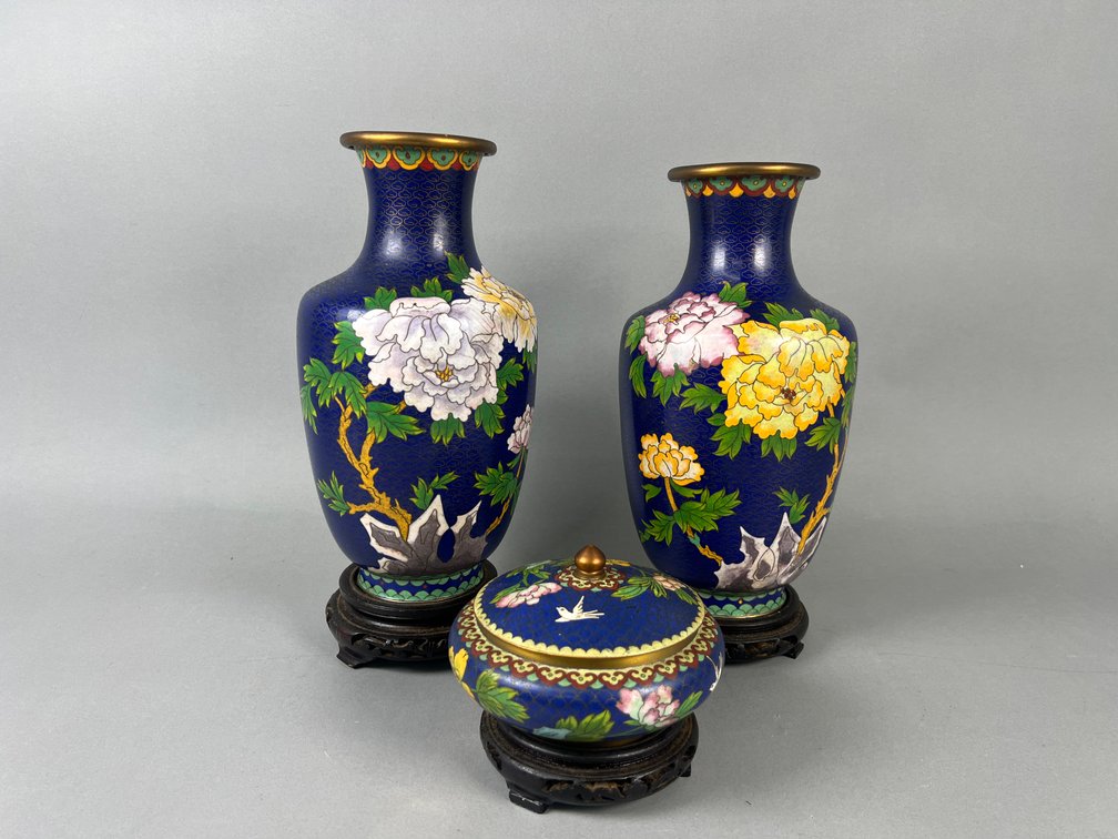 Image for September Combined Gallery Auction Featuring Antiques, Vintage Pottery, Glassware & Collectibles