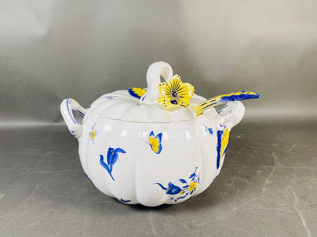 Image for October Gallery Auction Featuring Antiques, Pottery, Glassware, Collectibles & Fine Jewelry