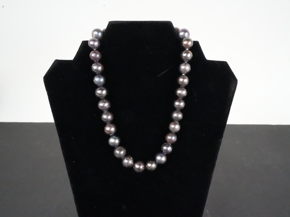 Image for Gold, Diamond and Pearl Jewelry, Artwork, Vintage Furniture, Home Decor, and More!