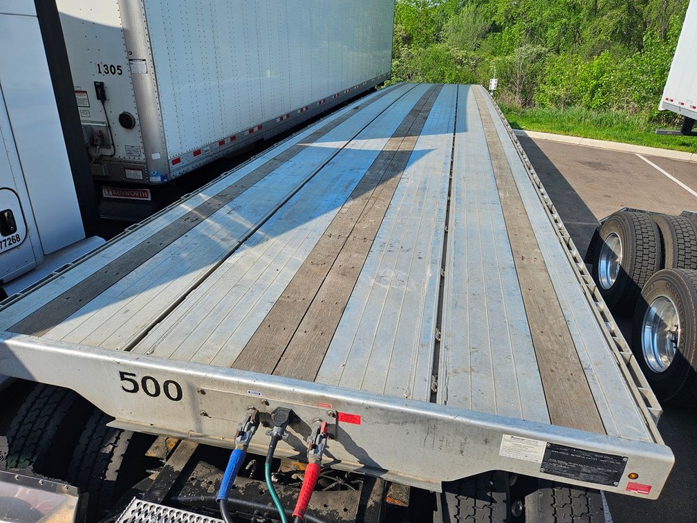 Image for 2020 Peterbilt 567 Sleeper Tractor & (2) 2021 Transcraft Alum SE 48' Flatbed Trailers