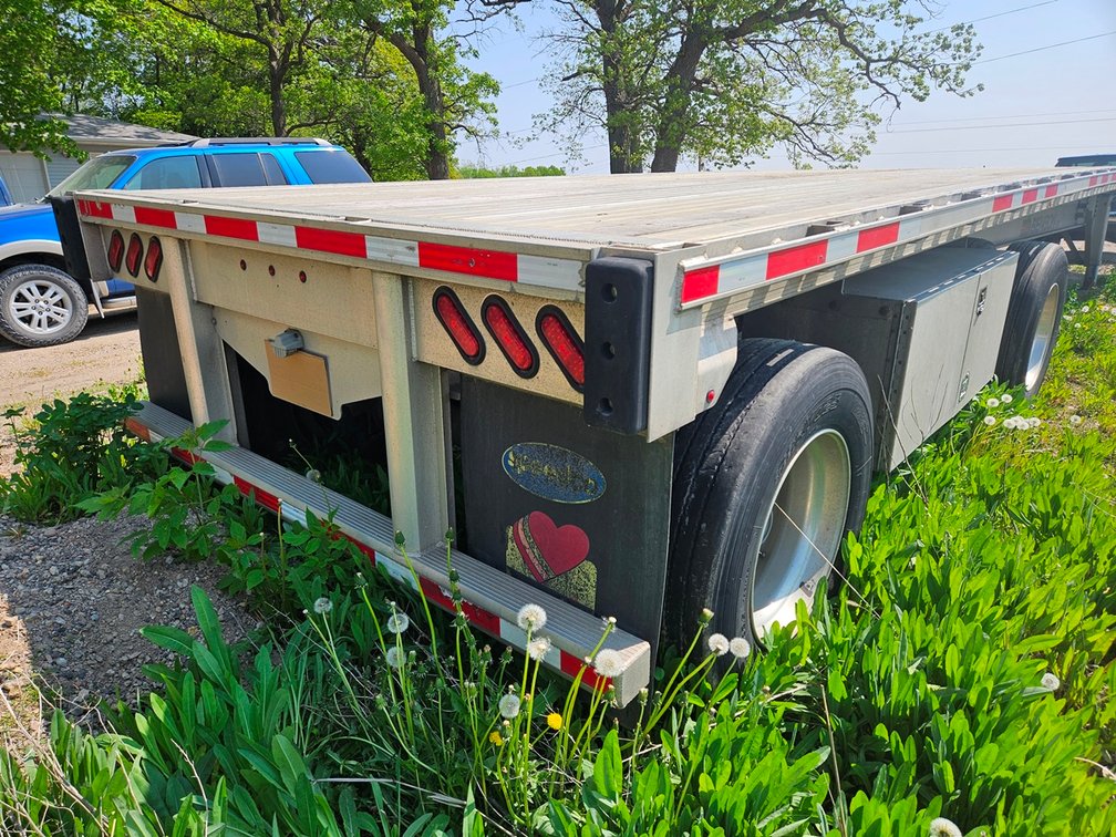 Image for 2020 Peterbilt 567 Sleeper Tractor & (2) 2021 Transcraft Alum SE 48' Flatbed Trailers