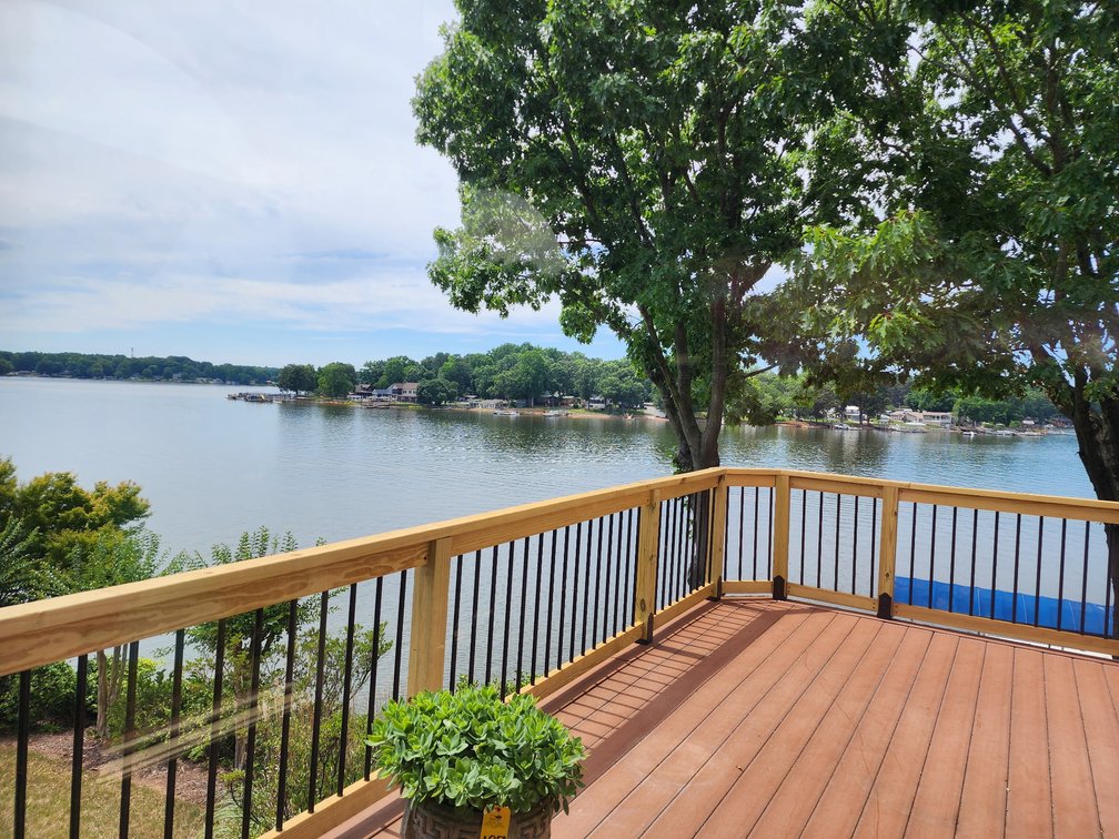 Lakefront Peninsula Retreat - Lexington, NC