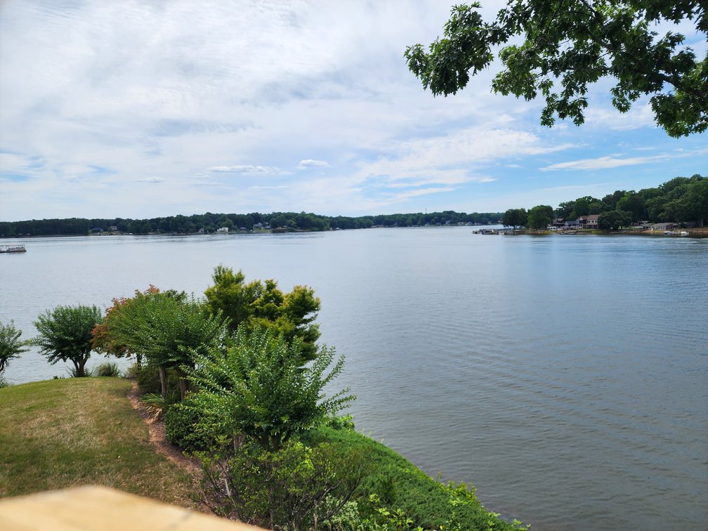 Lakefront Peninsula Retreat - Lexington, NC