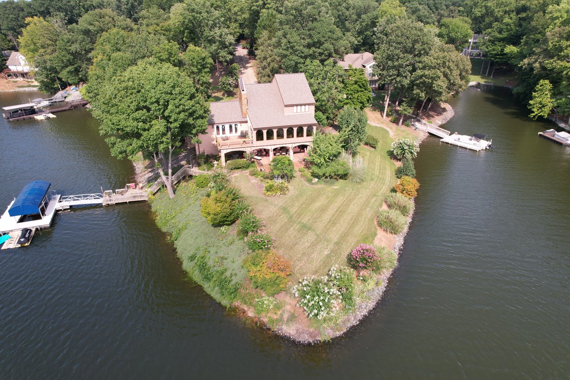 Lakefront Peninsula Retreat - Lexington, NC