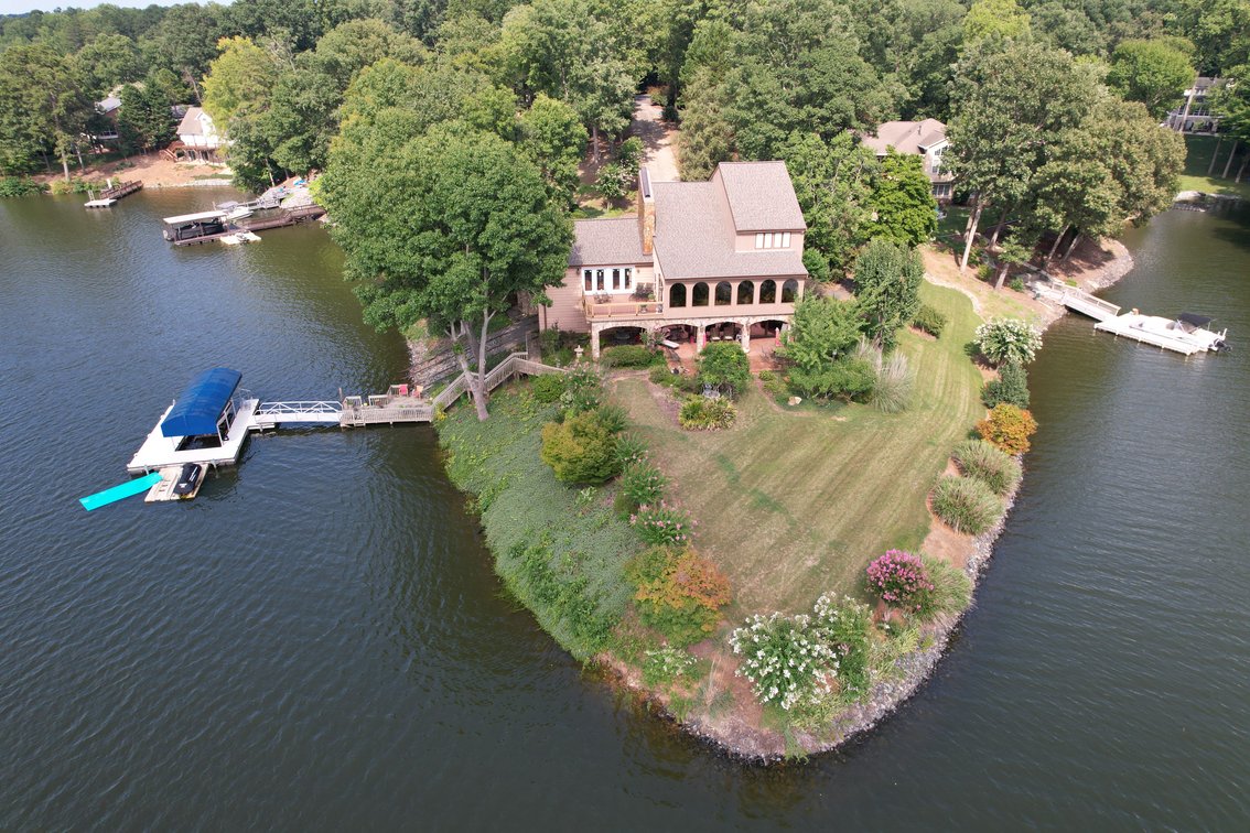 Lakefront Peninsula Retreat - Lexington, NC
