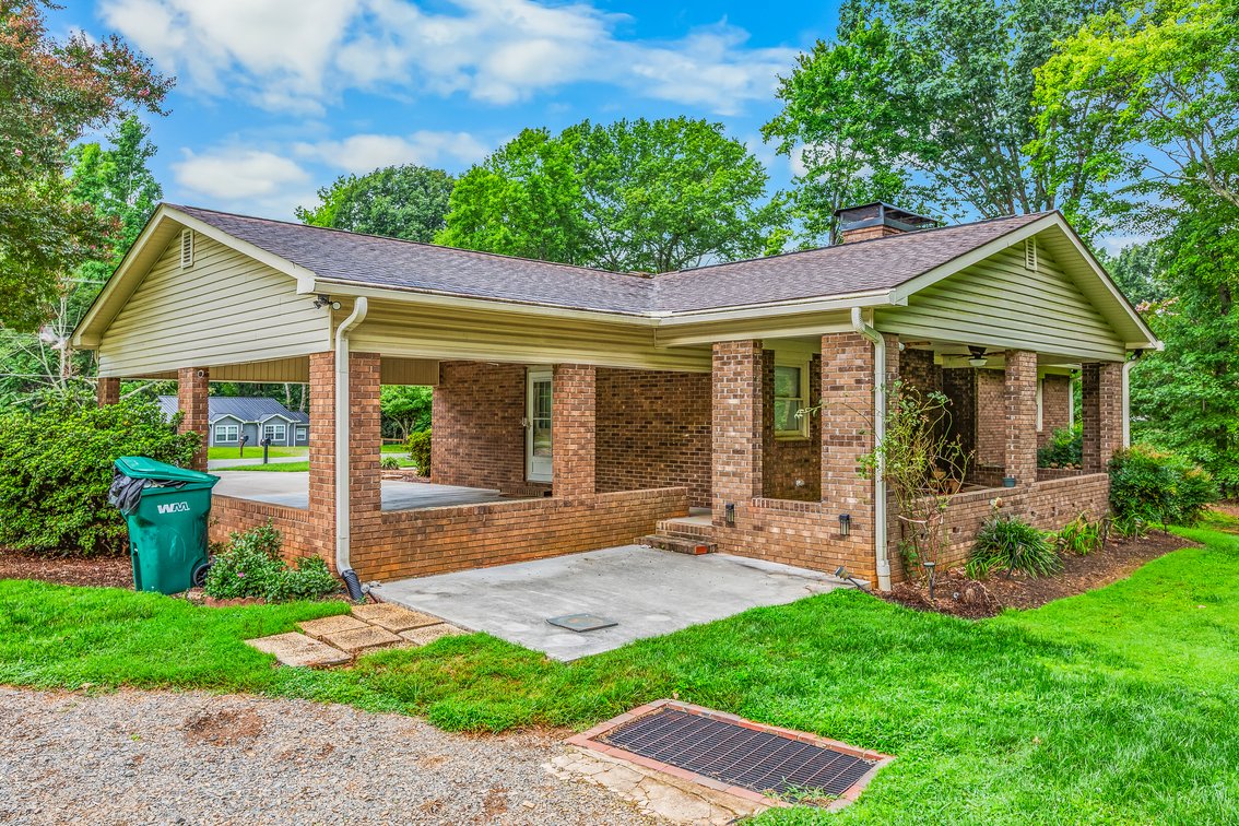 Lewisville Living – Brick Ranch on 0.5± Acre
