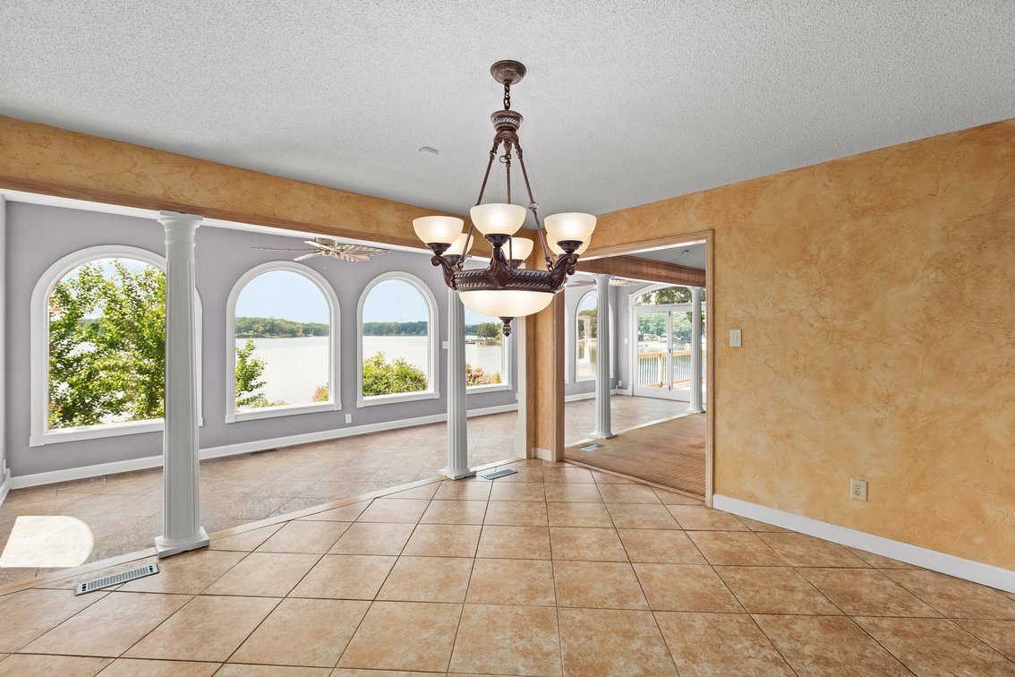 Lakefront Peninsula Retreat - Lexington, NC