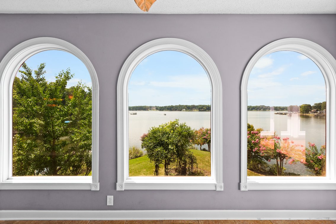 Lakefront Peninsula Retreat - Lexington, NC