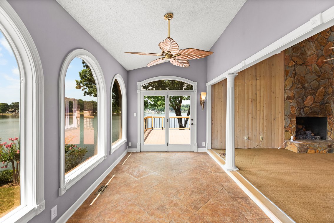 Lakefront Peninsula Retreat - Lexington, NC