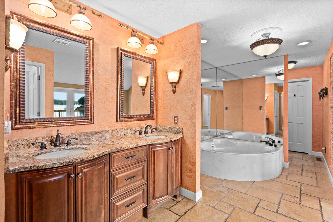 Lakefront Peninsula Retreat - Lexington, NC