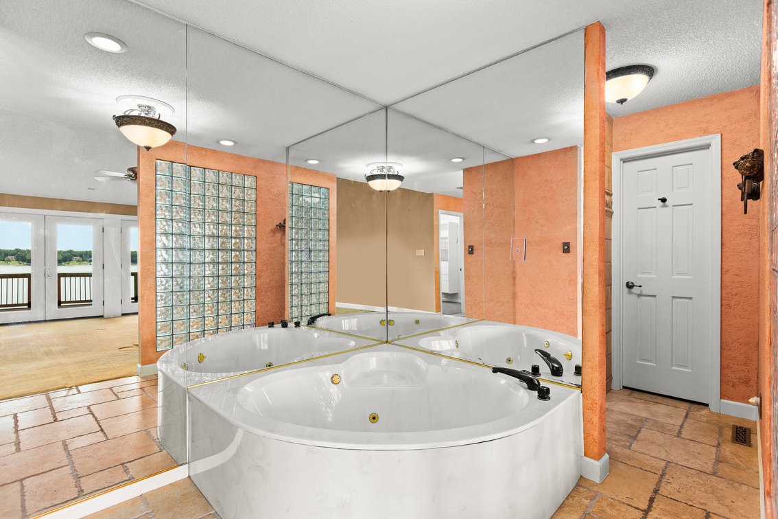 Lakefront Peninsula Retreat - Lexington, NC