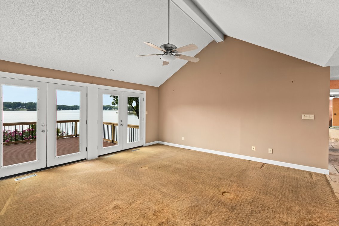 Lakefront Peninsula Retreat - Lexington, NC