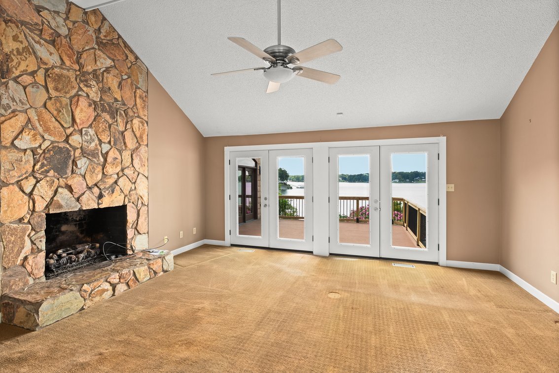 Lakefront Peninsula Retreat - Lexington, NC