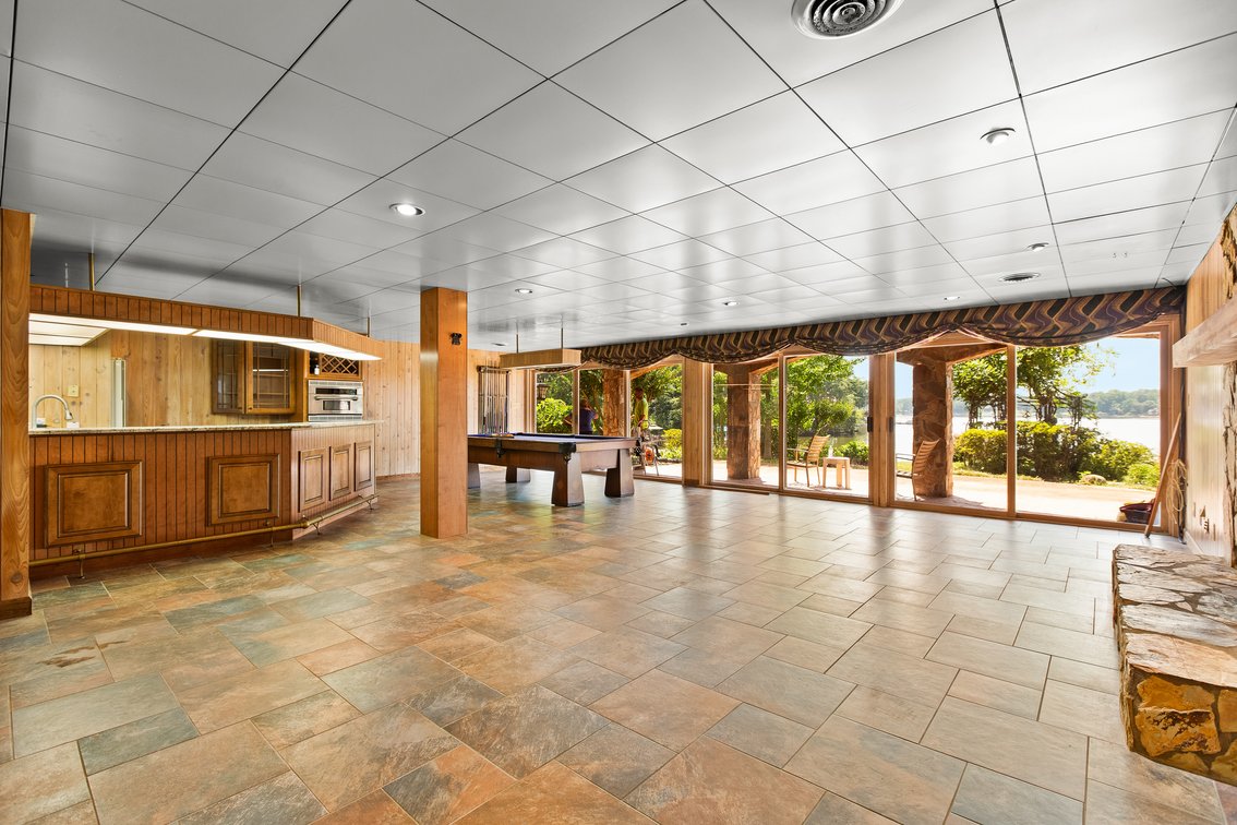 Lakefront Peninsula Retreat - Lexington, NC