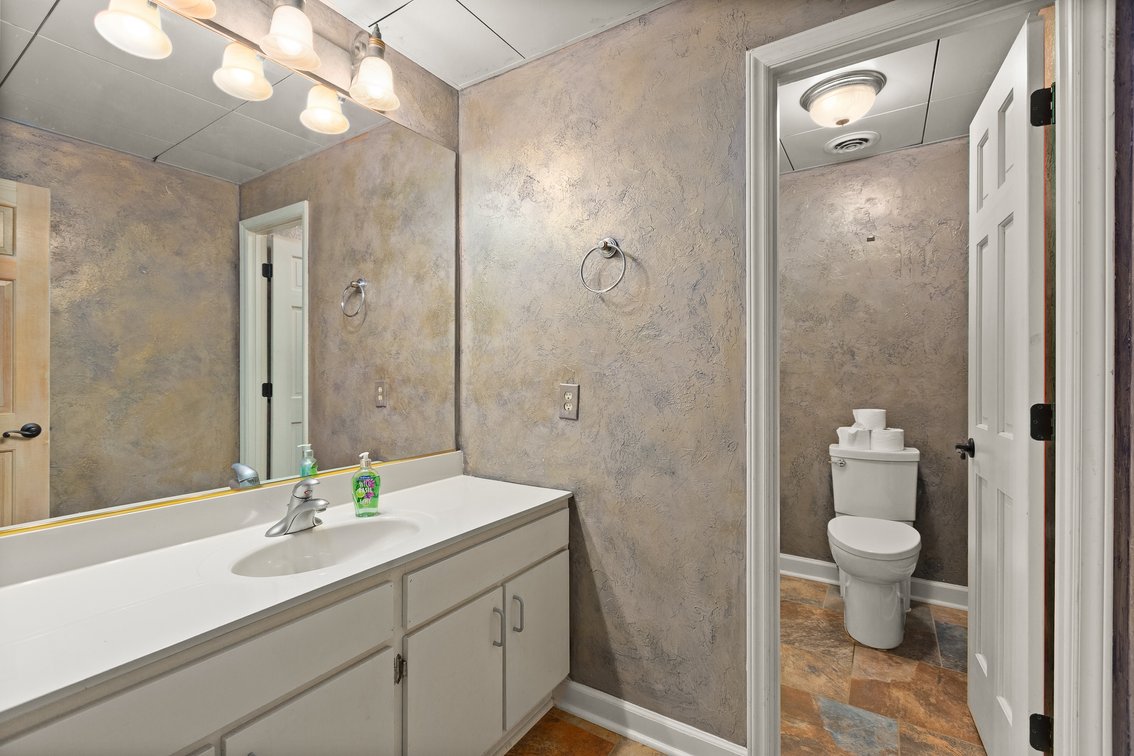 Lakefront Peninsula Retreat - Lexington, NC