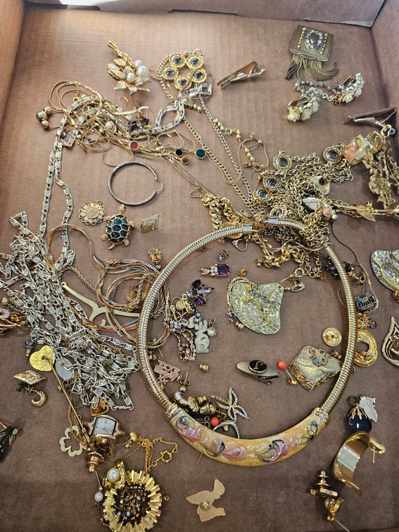 Image for St Albans, WV - Jewelry, Coins, Knives, and More!