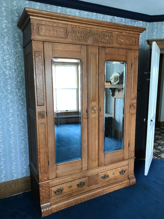 Image for Moorefield, WV – Online Estate Auction: High Quality Antique Furniture, Lamps, Glassware, Rugs, and Much More!