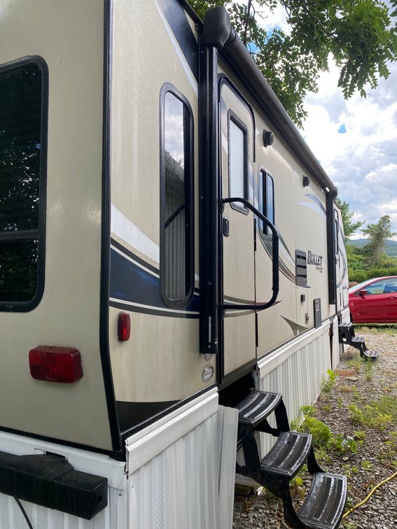 Image for Hopwood, PA - 2017 Keystone Bullet Ultra-Lite Camper, Model 269 R.L.S., 27-feet