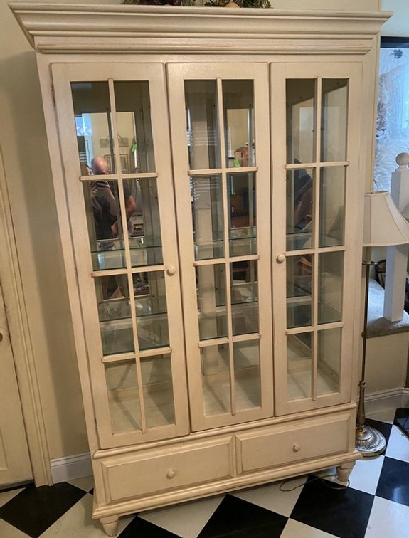 Image for Uniontown, PA - Online Moving Auction: Furniture, Dining Suite, Appliances, Rugs & More!