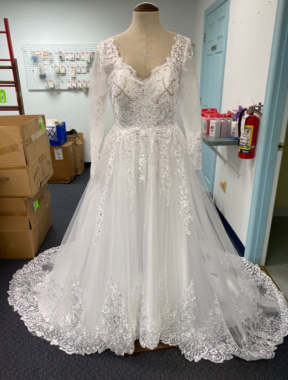 Image for Uniontown, PA -- Sew Special Alterations and Quilt Shop Inventory: Fixtures, Furnishings and Equipment! Antiques, Quilts, Table Runners, Material, Husqvarna, Viking, Singer, Pfaff Machines. Sewing Supplies.
