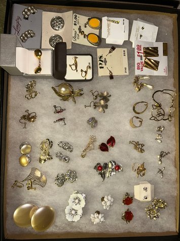 Image for Jane Lew, WV - Vintage Cameras, Glassware, Jewelry, Furniture & Collectibles