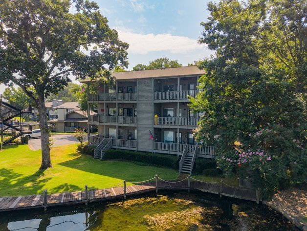 LAKE HAMILTON “FARR SHORES” TWO CONDOMINIUMS AUCTION | HOT SPRINGS, AR