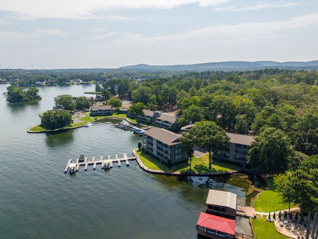 LAKE HAMILTON “FARR SHORES” TWO CONDOMINIUMS AUCTION | HOT SPRINGS, AR
