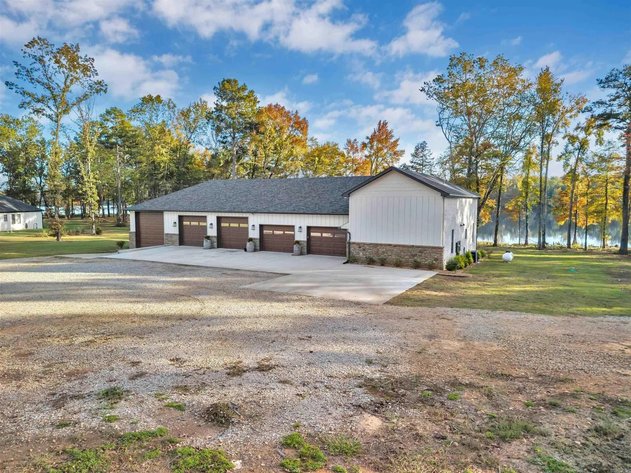 HARRIS BRAKE LAKEFRONT HOME AUCTION | PERRYVILLE, AR