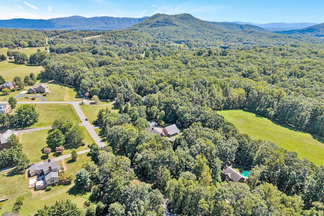 Image for Beautiful Troutville home with Colonial Williamsburg flair