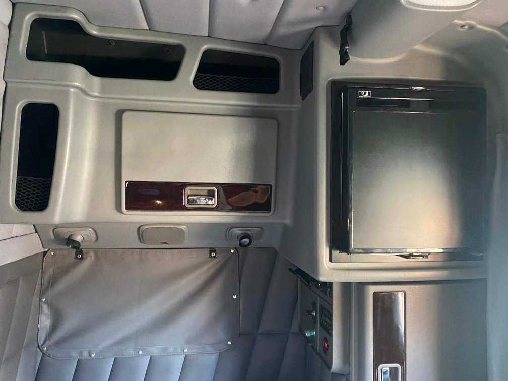 Image for Bankruptcy Court Ordered: 2022 Peterbilt 389 Sleeper Cab Road Tractor