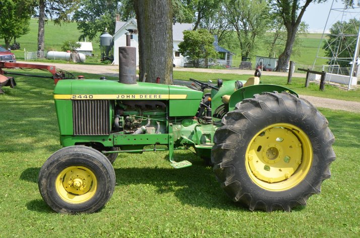 JOHN DEERE 2440 TRACTOR, FORD 8N, NH 411 DISCBINE - Minnesota City, MN