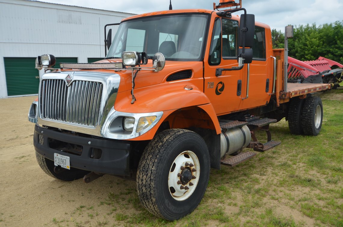 Image for LOFTNESS GRAIN BAG LOADER/UNLOADER, MF 9540 COMBINE, MF CORN HEAD, IH 7300 FLATBED TRUCK