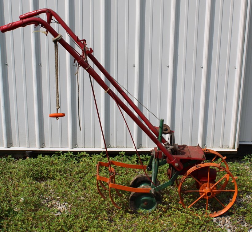 Image for Bob & Linda Crowell Vintage Tractors Online Auction