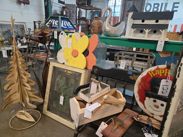 Image for Side Street Salvage: Vintage Decor, Metalwork, Signage Auction - Elverson, PA   April 17, 2026