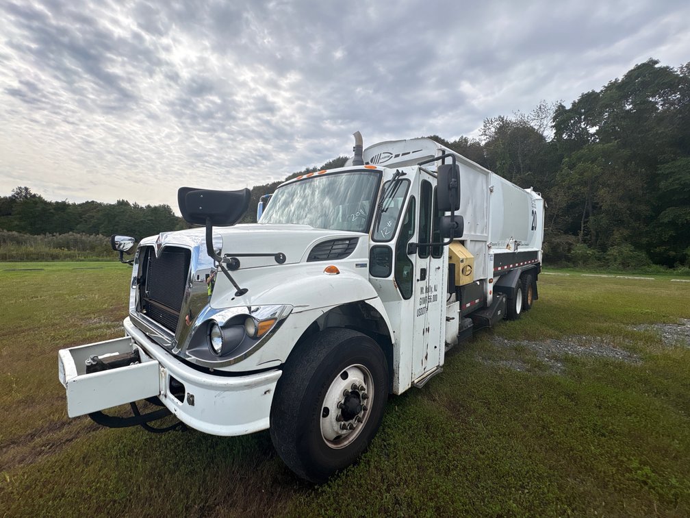 Image for Trash Trucks, Bus Van and Topsoil Screener Surplus Equipment Auction - Vincentown, NJ
