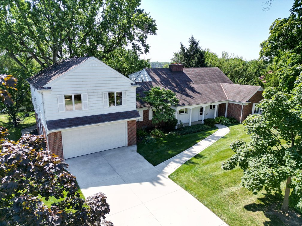 Image for MINIMUM BID AUCTION $499,000! 616 Manitou Dr