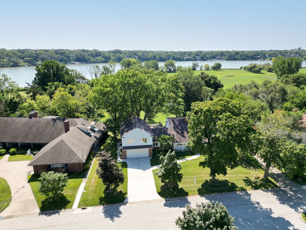 Image for MINIMUM BID AUCTION $499,000! 616 Manitou Dr