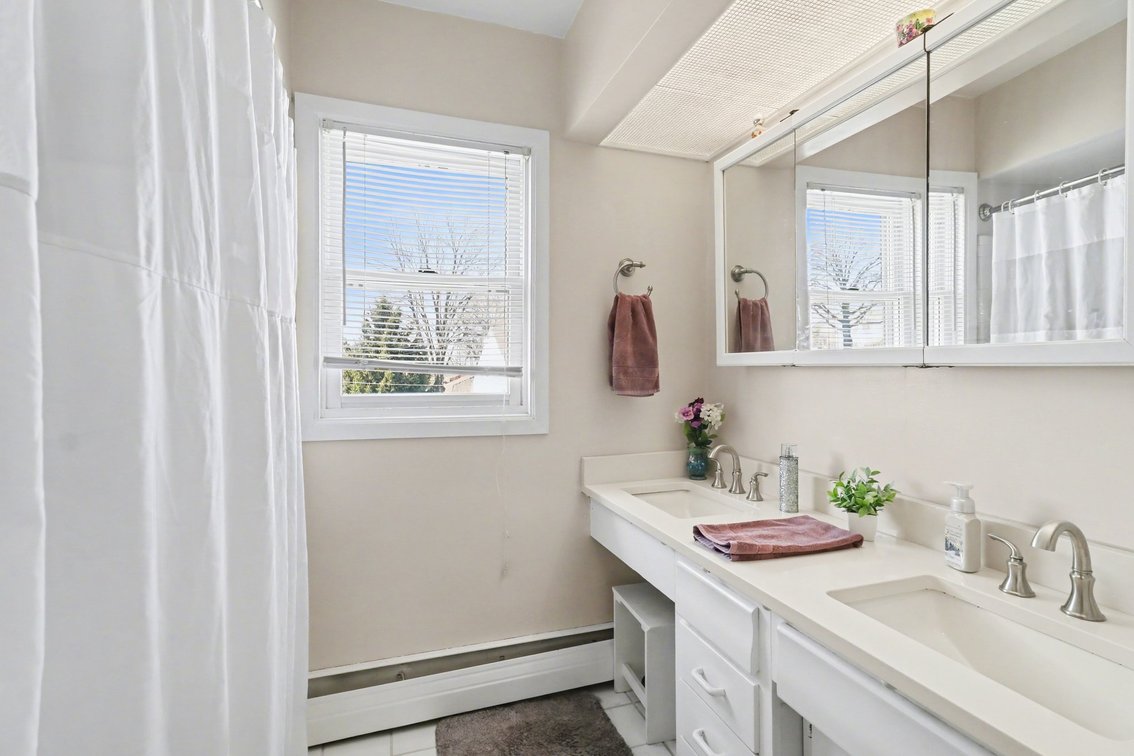 Image for MINIMUM BID AUCTION $225,000! 5930 N River Rd