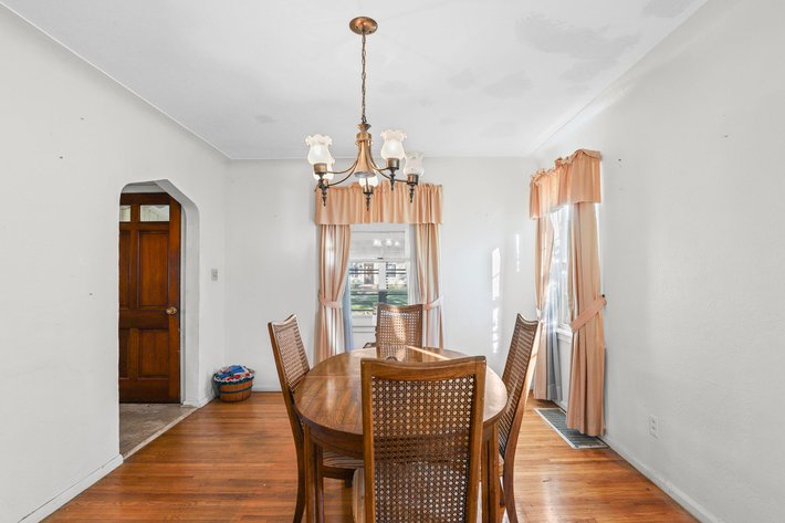 Image for MINIMUM BID AUCTION $100,000! 1943 Glencairn Ave