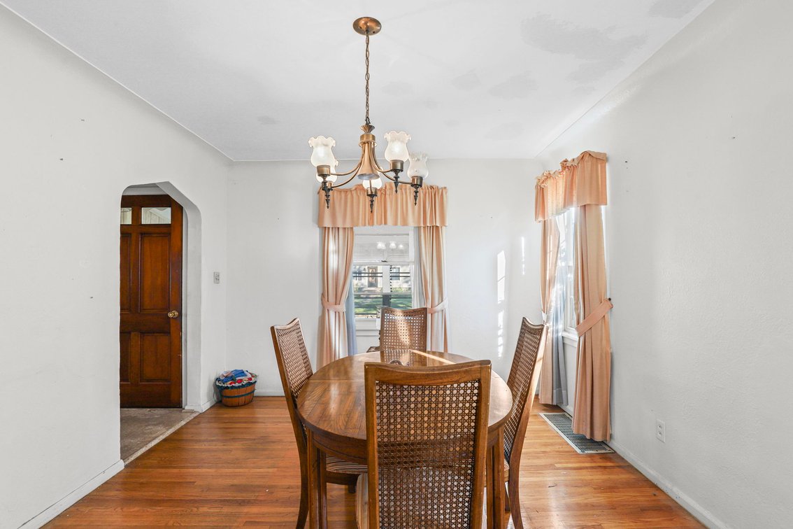 Image for MINIMUM BID AUCTION $100,000! 1943 Glencairn Ave