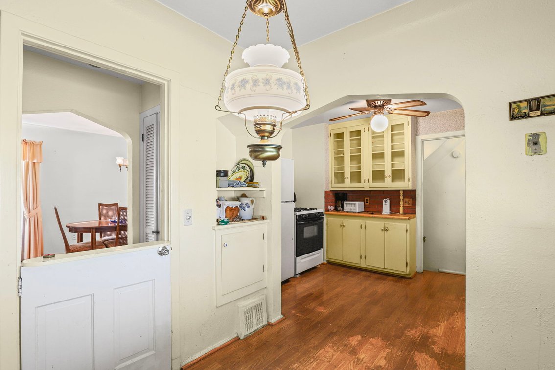 Image for MINIMUM BID AUCTION $100,000! 1943 Glencairn Ave