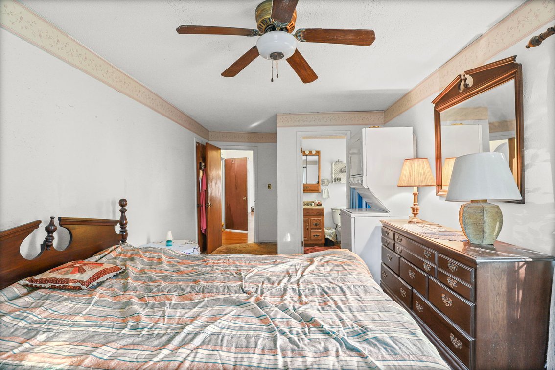 Image for MINIMUM BID AUCTION $100,000! 1943 Glencairn Ave