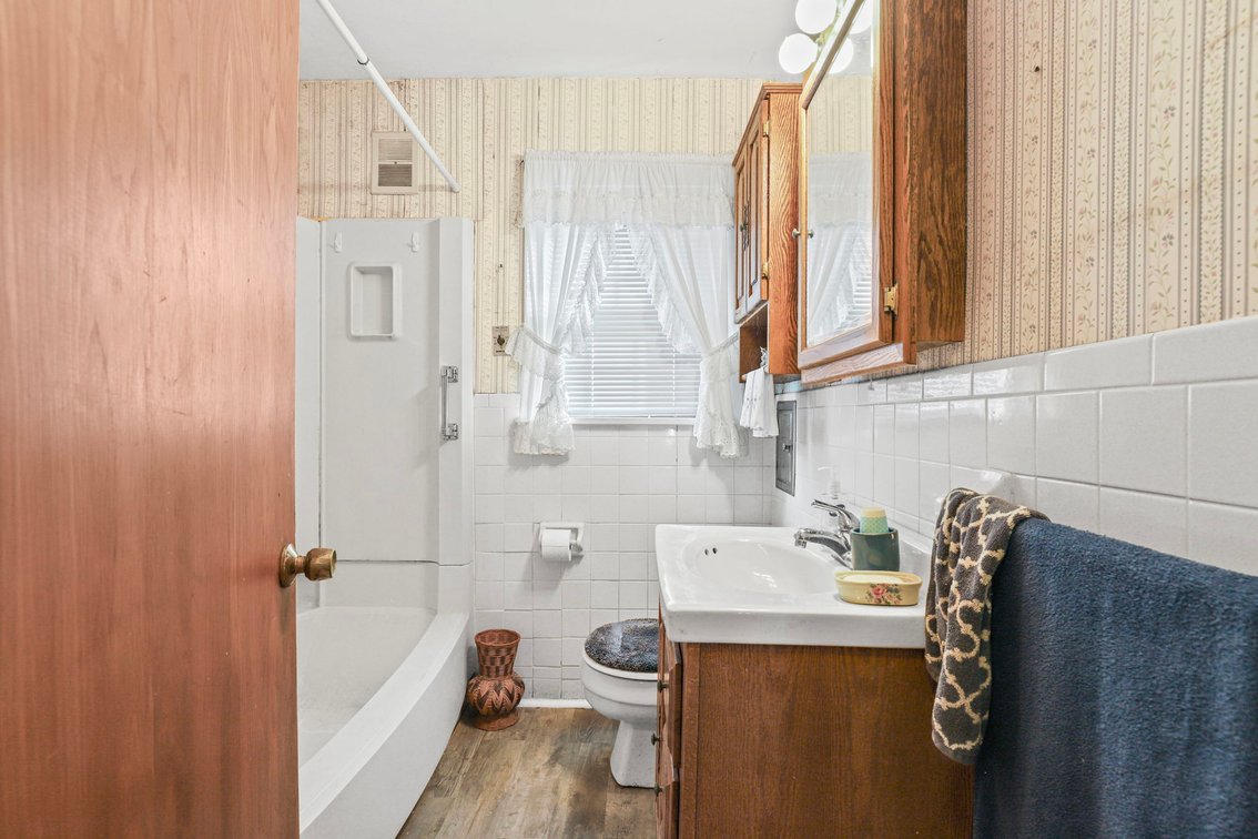 Image for MINIMUM BID AUCTION $100,000! 1943 Glencairn Ave