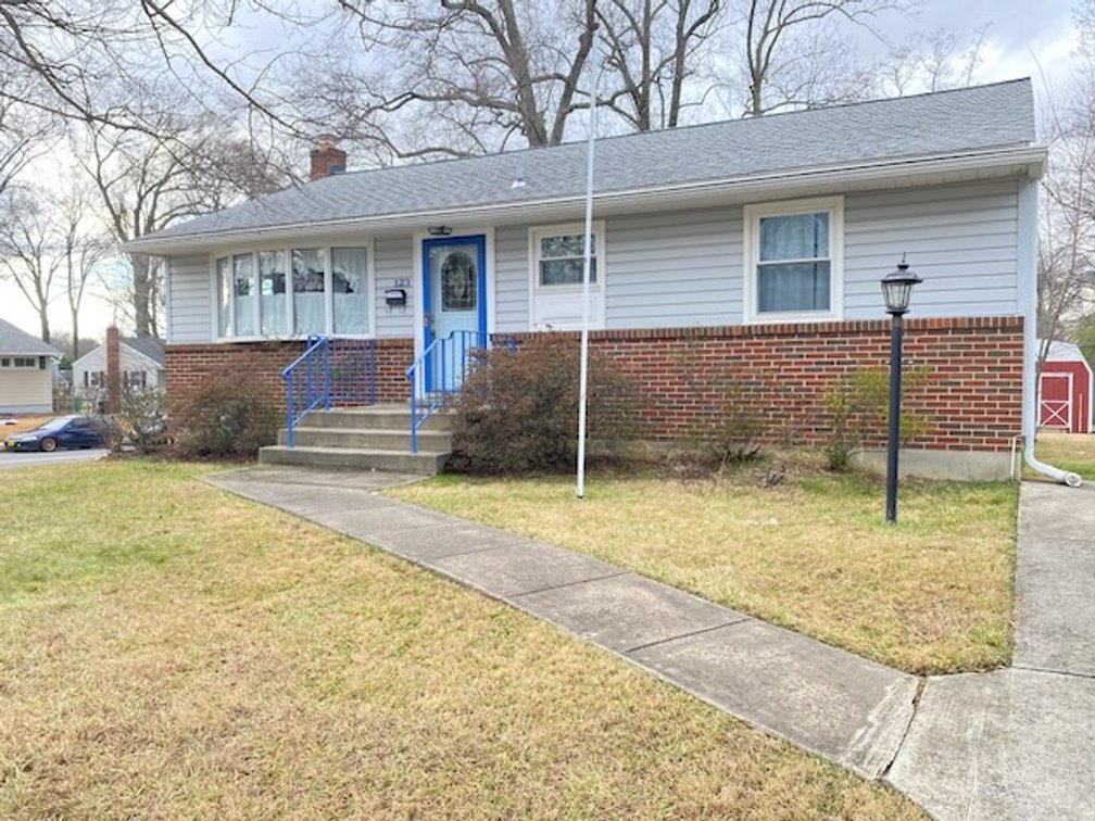 Image for 3BD/1BA Home on Corner Lot in Vienna, VA. Sold!!! $946,000