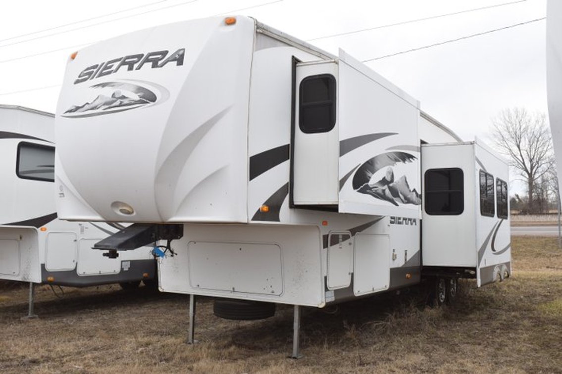 10 Campers: (5) 5th Wheels and (5) Travel Trailers (117613)