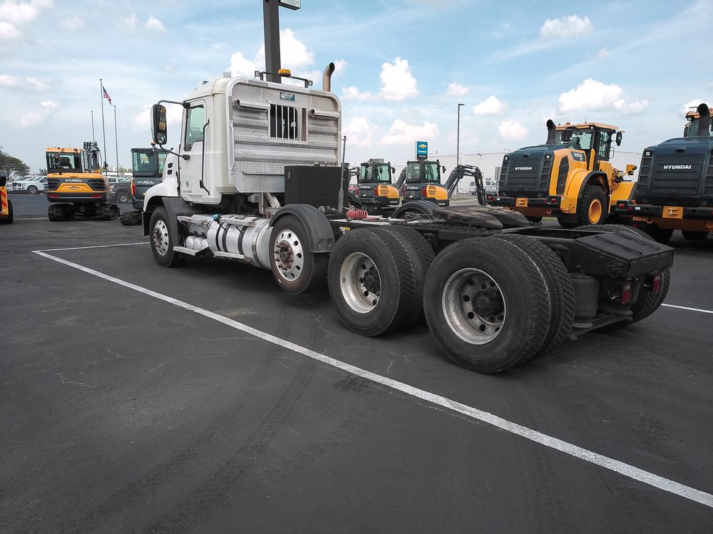 2013 Mack MP8-445E Semi