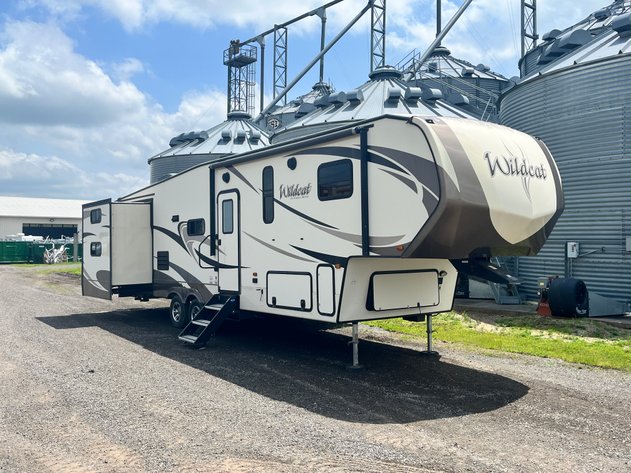 Image for (14) Campers: 5th Wheels & Travel Trailers