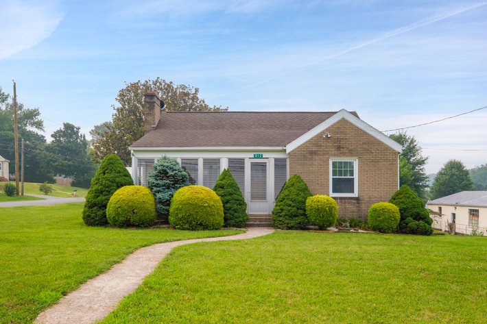 Shenandoah Va 3 Bedroom Brick Home on 5 Town Lots - Separate Garage & Workshop
