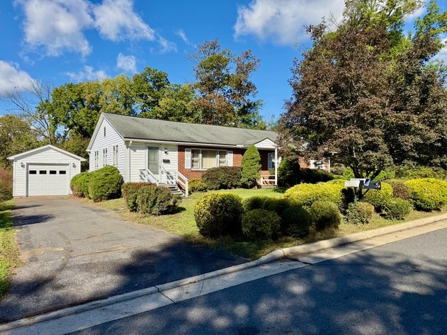 3 BR/1.5 BA Home w/Basement & Garage/Shop in the Desirable Country Club Hills Neighborhood of Purcellville, VA (Loudoun County)