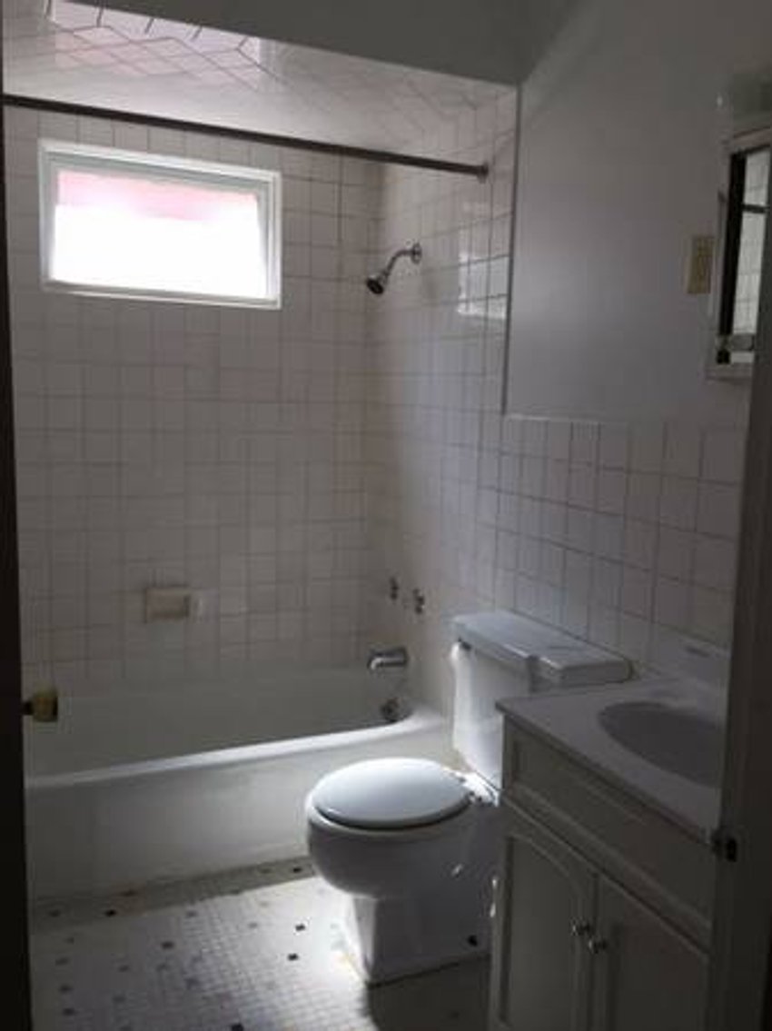 Image for Decatur IL: 6,500±SF 6 Unit Apartment Building at 615 W Prairie Ave Decatur, IL 62522 (Macon County)